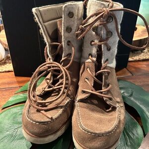 Sperry lace up boots suede and wool excellent condition